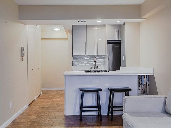 4th image of 210 E 63rd St APT 4A