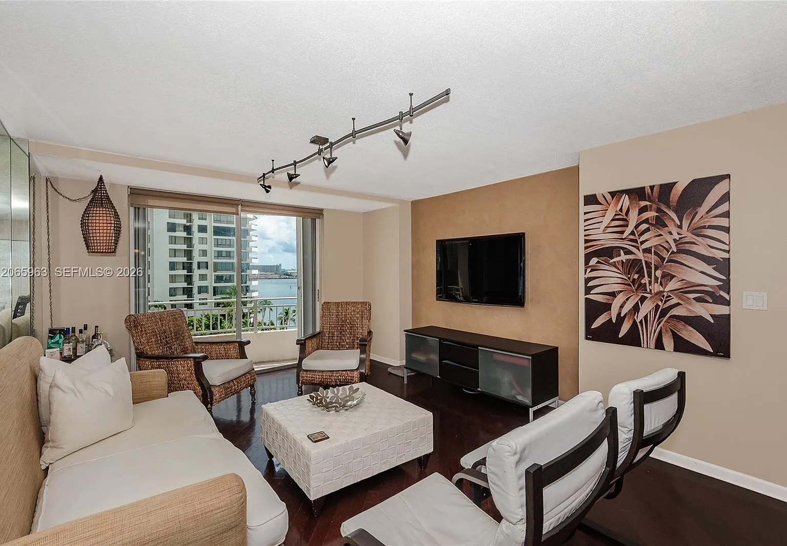 Isola Condo — Photo 4