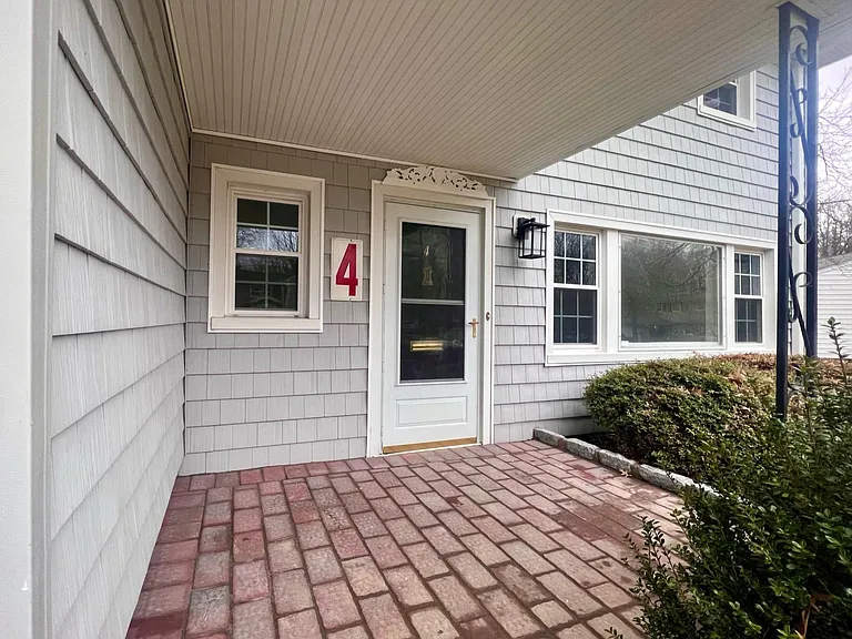 4 Susan Ct — Photo 2