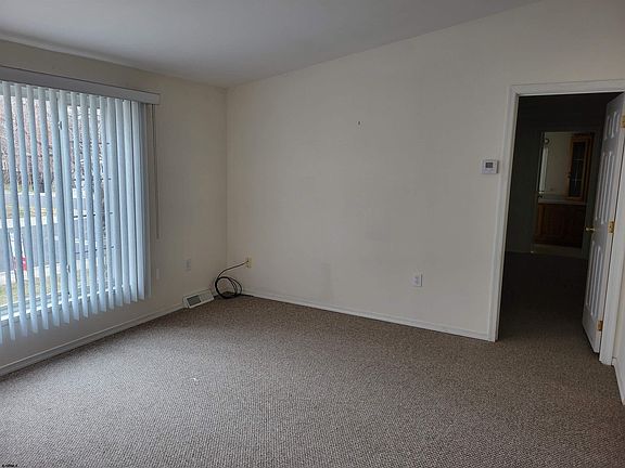 5th image of 4 Oaks Dr