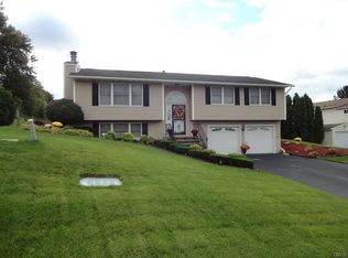 202 Chestnut Hill Dr, Liverpool, NY 13088