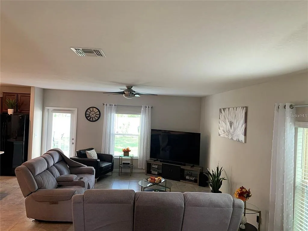5 bed, 2.5 bath, 2215 sqft, $2,550 — Photo 4