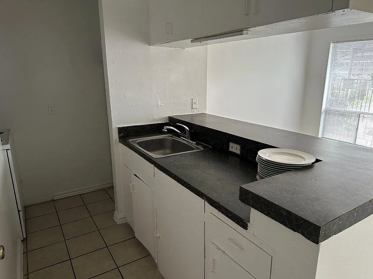 2 bed, 1.0 bath, 880 sqft, $1,300 — Photo 4