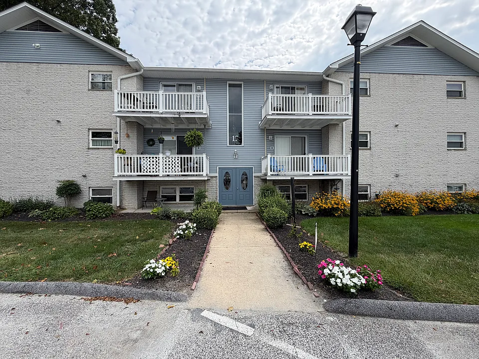 17 Warren Lodge Ct #1C
