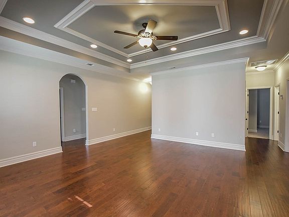 4th image of 3948 Glen Laurel Dr S