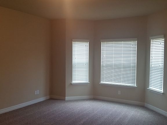 5th image of 692 Community Dr