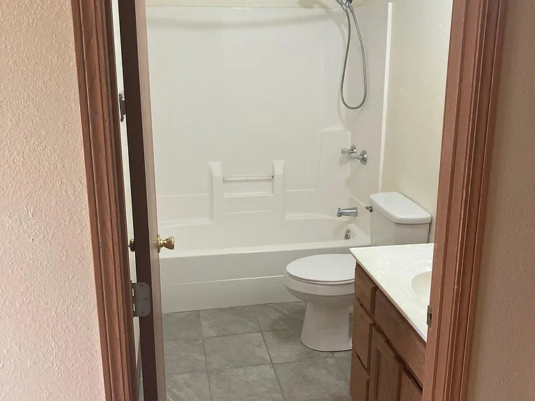 915 Uptegrove Ln — Photo 10