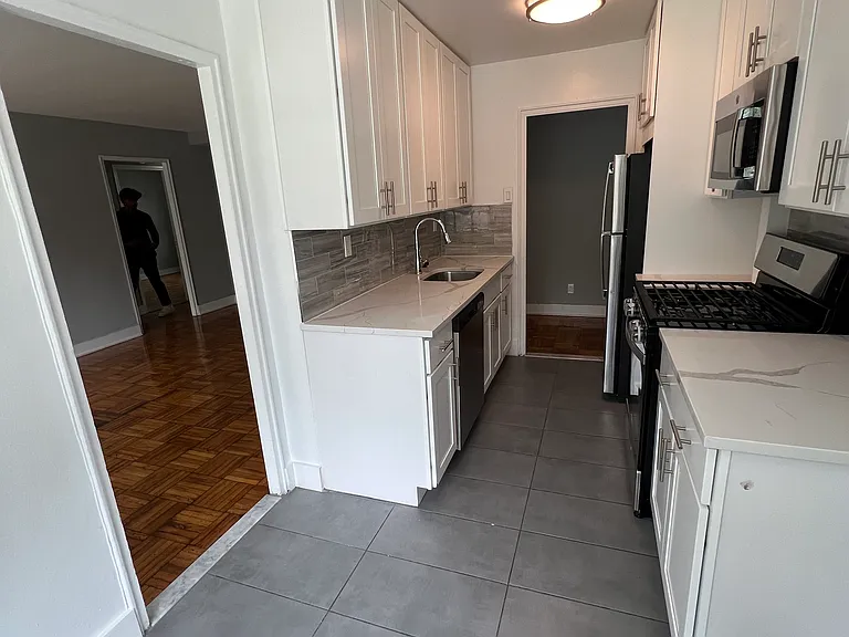 18502 64th Ave — Photo 2