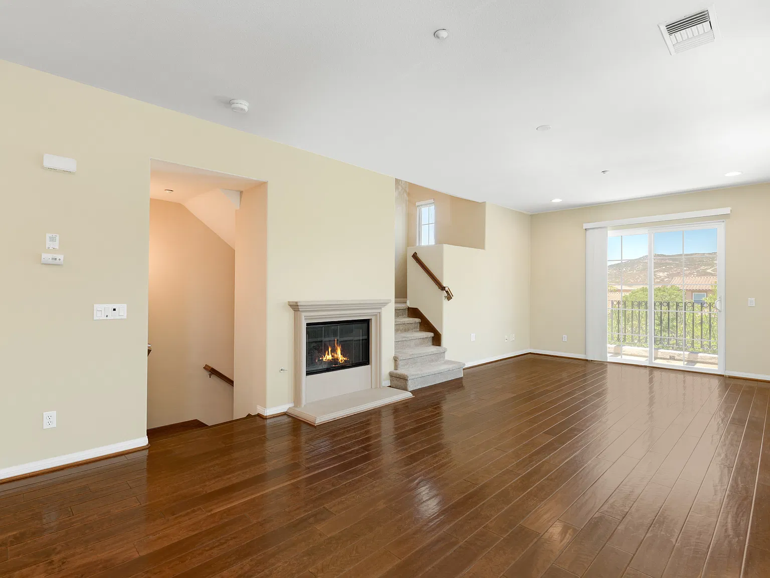 3 bed, 3.5 bath, 1498 sqft, $3,800 — Photo 4