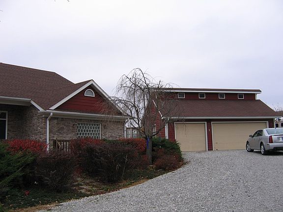 Garage w/storage & workshop