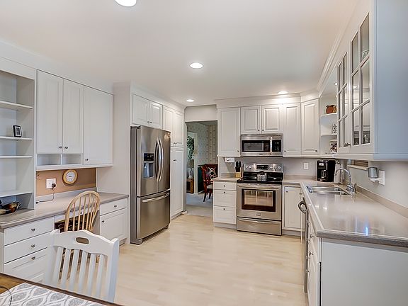 2nd image of 6184 Stonehill Dr