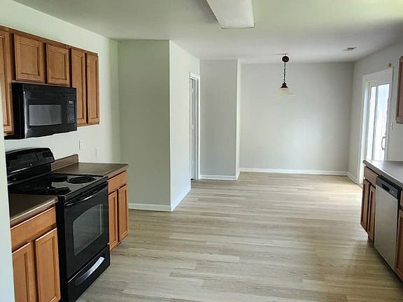 3rd image of 155 Bayside Ln