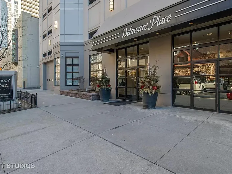 33 W Delaware Pl #19A — Photo 23