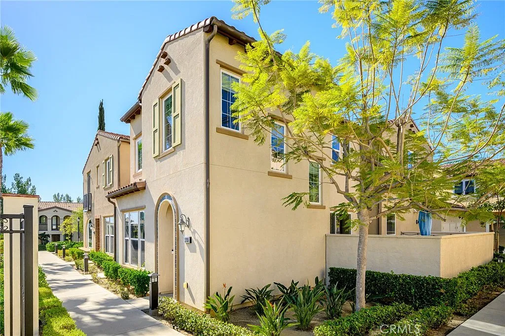 4 bed, 1710 sqft, $5,200 — Photo 1