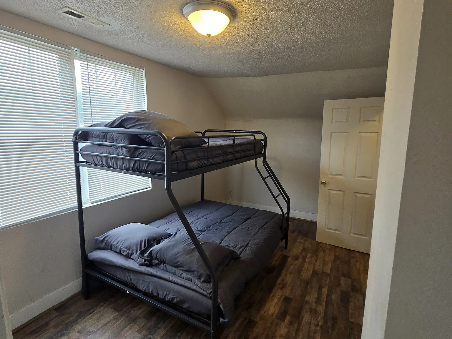 3 bed, 1.5 bath, 1198 sqft, $1,500 — Photo 3
