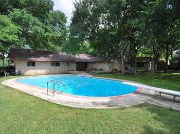 3rd image of 9505 Castlewood Dr