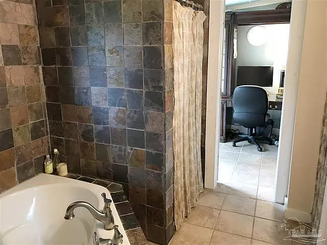 816 W Government St — Photo 14