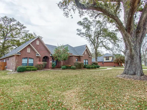 805 Heritage Oaks Dr, Angleton, TX 77515