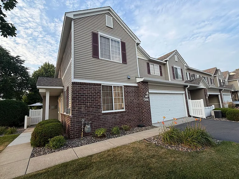 10800 Hawthorn Trl #E — Photo 2