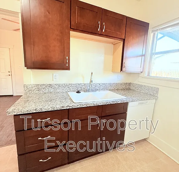 724 E Drachman St — Photo 2