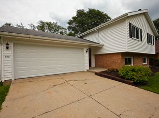610 Woodridge Dr, Rockford, IL 61108