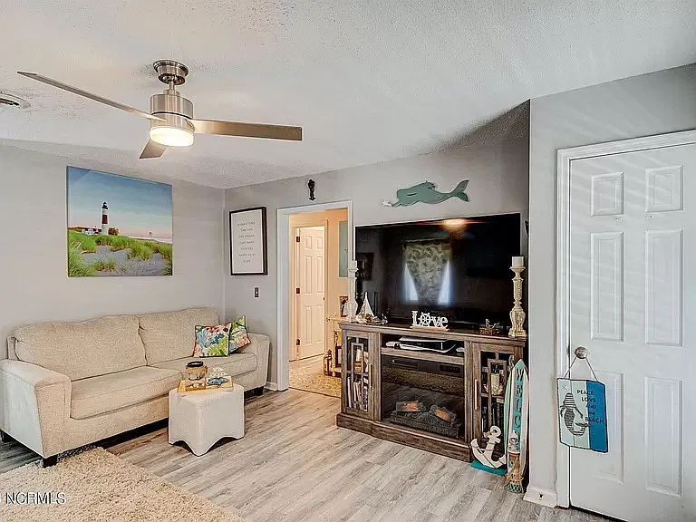 2 bed, 856 sqft, $1,500 — Photo 3