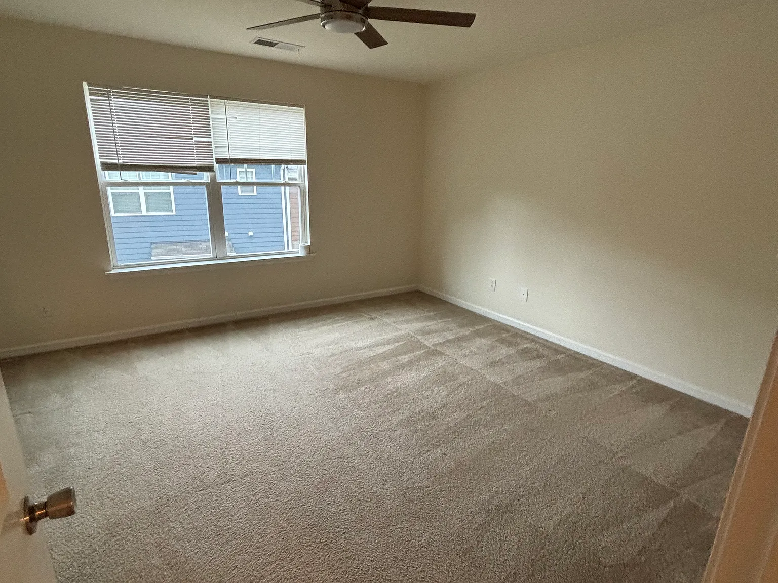 3 bed, 2.5 bath, 1525 sqft, $1,900 — Photo 2