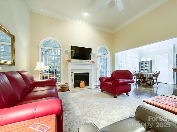 5th image of 1004 Ivy Pond Ln