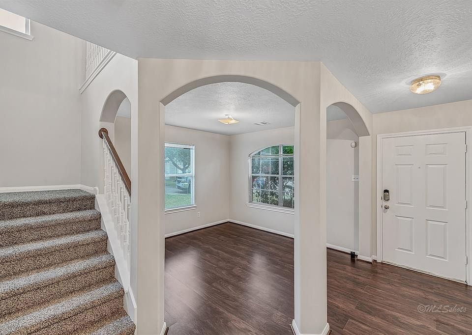 Beautiful home located in Stone Crossing!