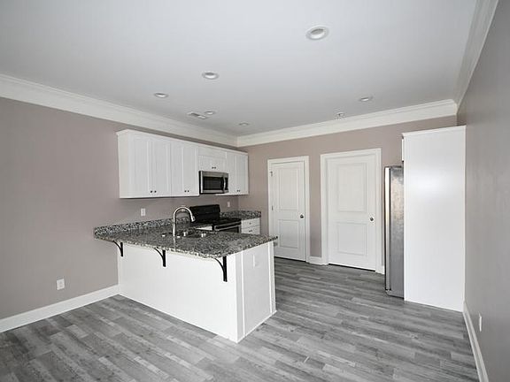 3rd image of 9 Biscayne Blvd