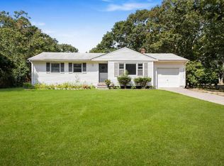 6 Middle Rd, Hampton Bays, NY 11946