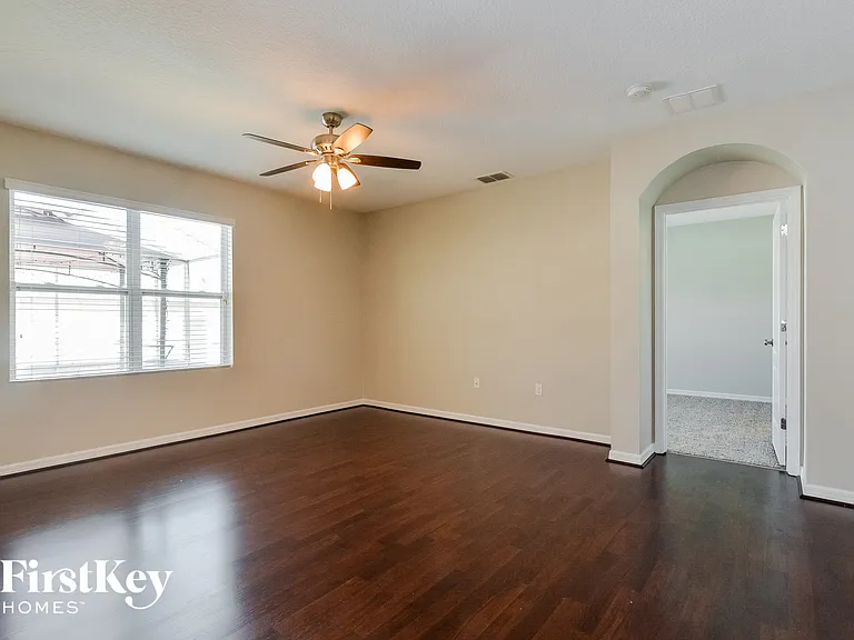 915 Freedom Blvd — Photo 2