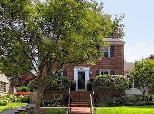 2411 N Roosevelt St, Arlington, VA 22207