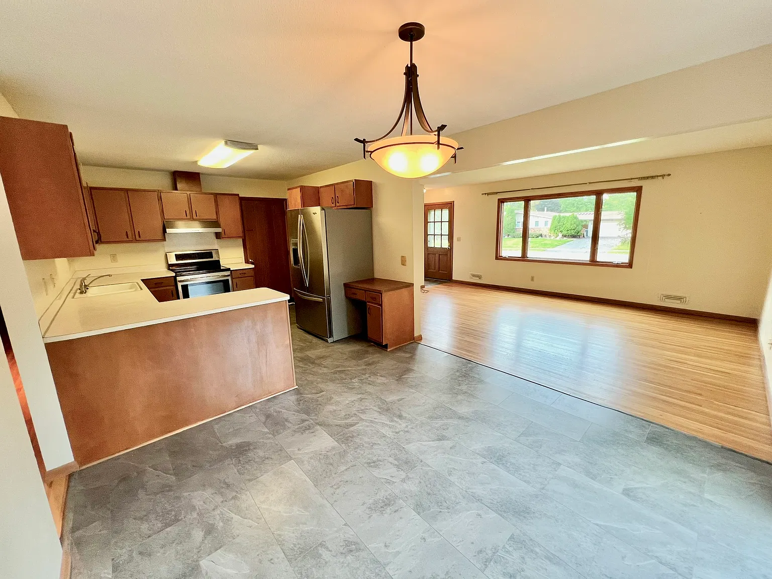 3 bed, 2.5 bath, 1809 sqft, $2,395 — Photo 4