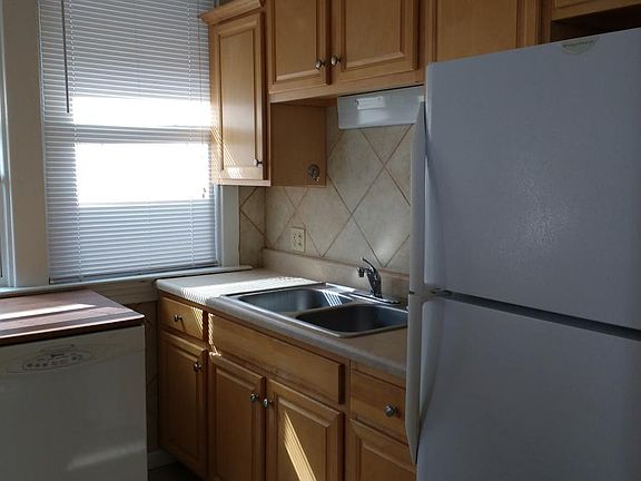 3rd image of 3552 Manhattan Ave