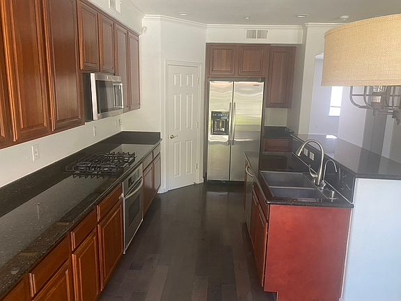 5th image of 325 Marble Arch Ave