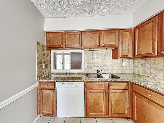 5th image of 541 Charleston Ln