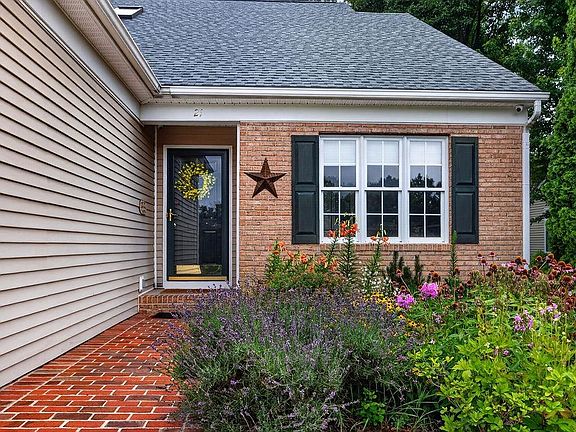 2nd image of 21 Hickory Nut Ln