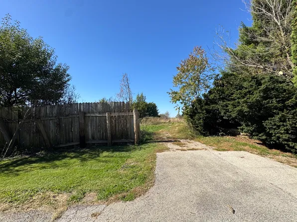 41W815 Laurel Dr, St Charles, IL 60175