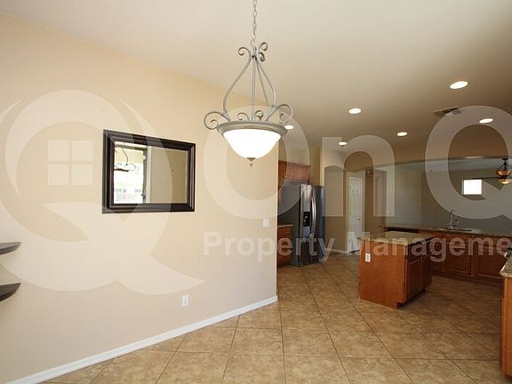 5th image of 414 W Honeysuckle Dr