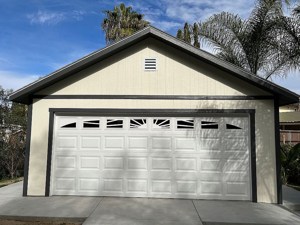 Detached garage 