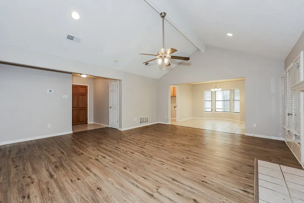 3 bed, 2.0 bath, 1704 sqft, $2,155 — Photo 3