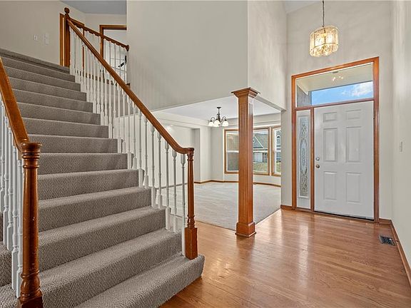 5th image of 509 SE Canterbury Ln