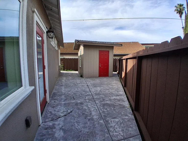 2112 Eicher Ave — Photo 18