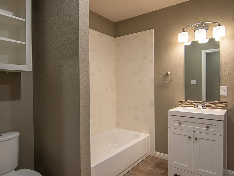 Creekside Apartments — Photo 43