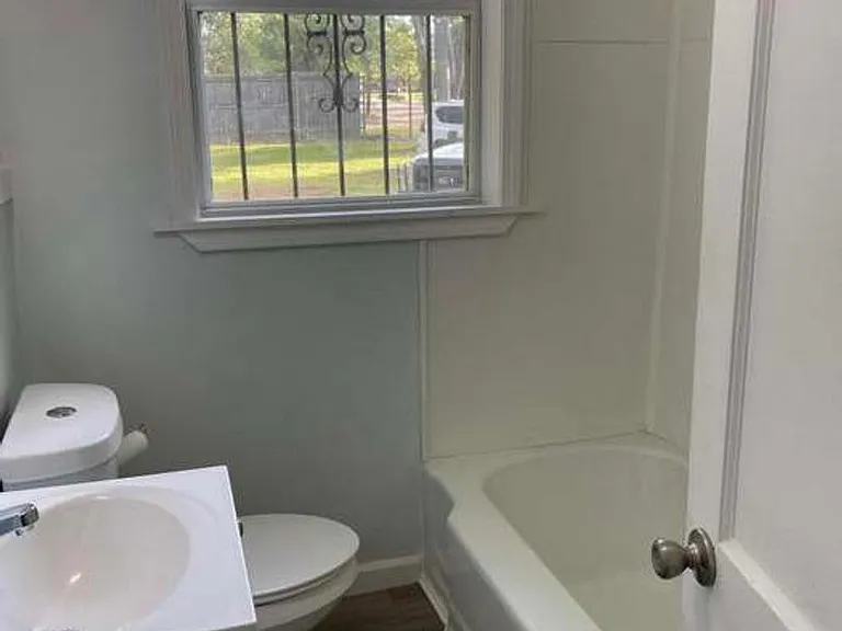200 Stillwood Dr — Photo 8