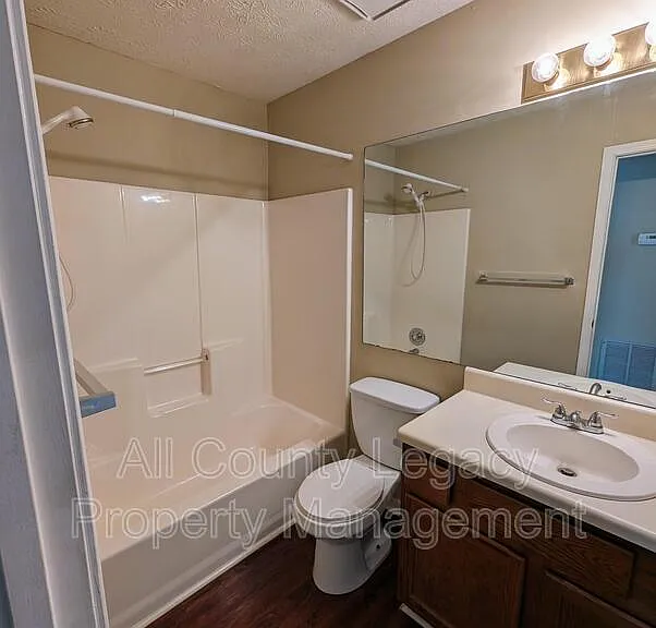 1307 Yorkshire Ln — Photo 9