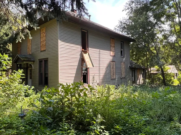 1099 Lost Nation Rd, Dixon, IL 61021