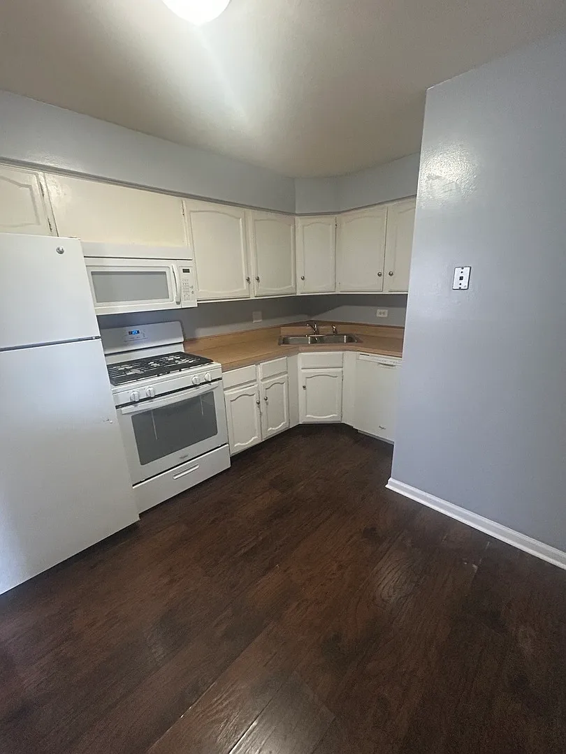 2 bed, 1.5 bath, 890 sqft, $1,800 — Photo 4