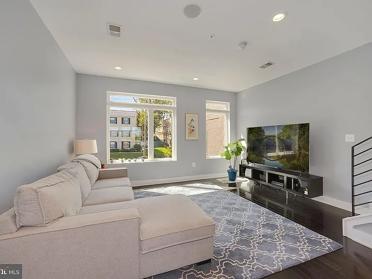 1030 Perry St NE — Photo 16
